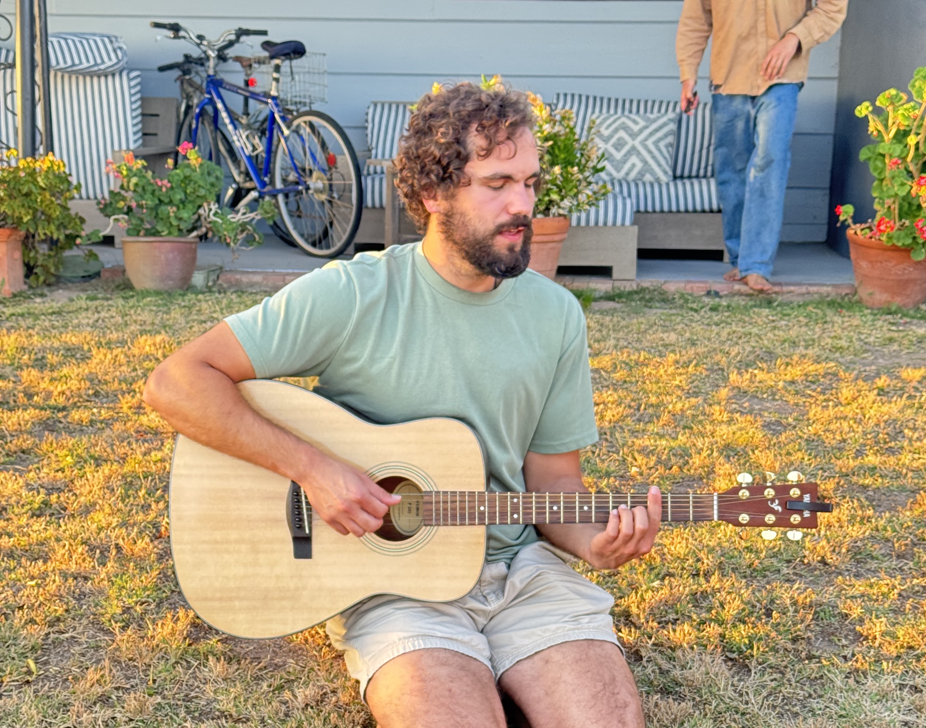 Alex VanValen performing